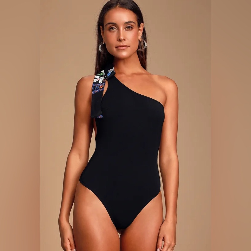 Lulus Alicialynn Black One-Shoulder Bodysuit small